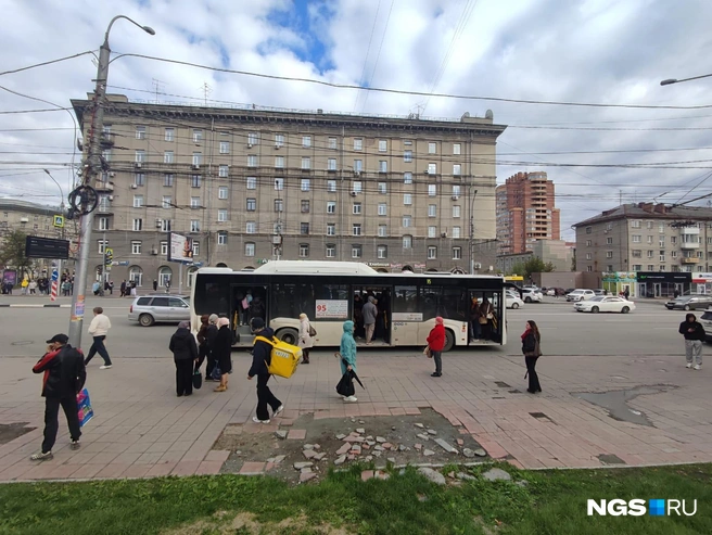 На этом месте не хватает большого остановочного павильона: в ненастную погоду люди ждут транспорт прямо под дождем | Источник: Илья Калинин / NGS.RU