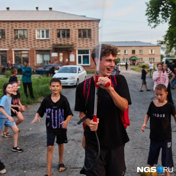 Кажется, «нечисть» сама в восторге от своих пожарных рюкзаков | Источник: Александр Ощепков / NGS.RU