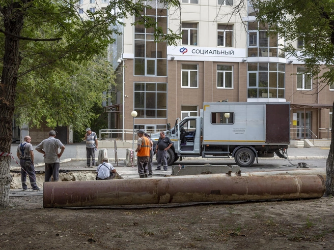 Водители гадают, когда же снова придется раскапывать этот участок | Источник: Константин Завриков / V1.RU