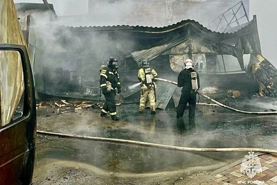 В Ставрополе из-за машины загорелся склад площадью 200 кв.м.