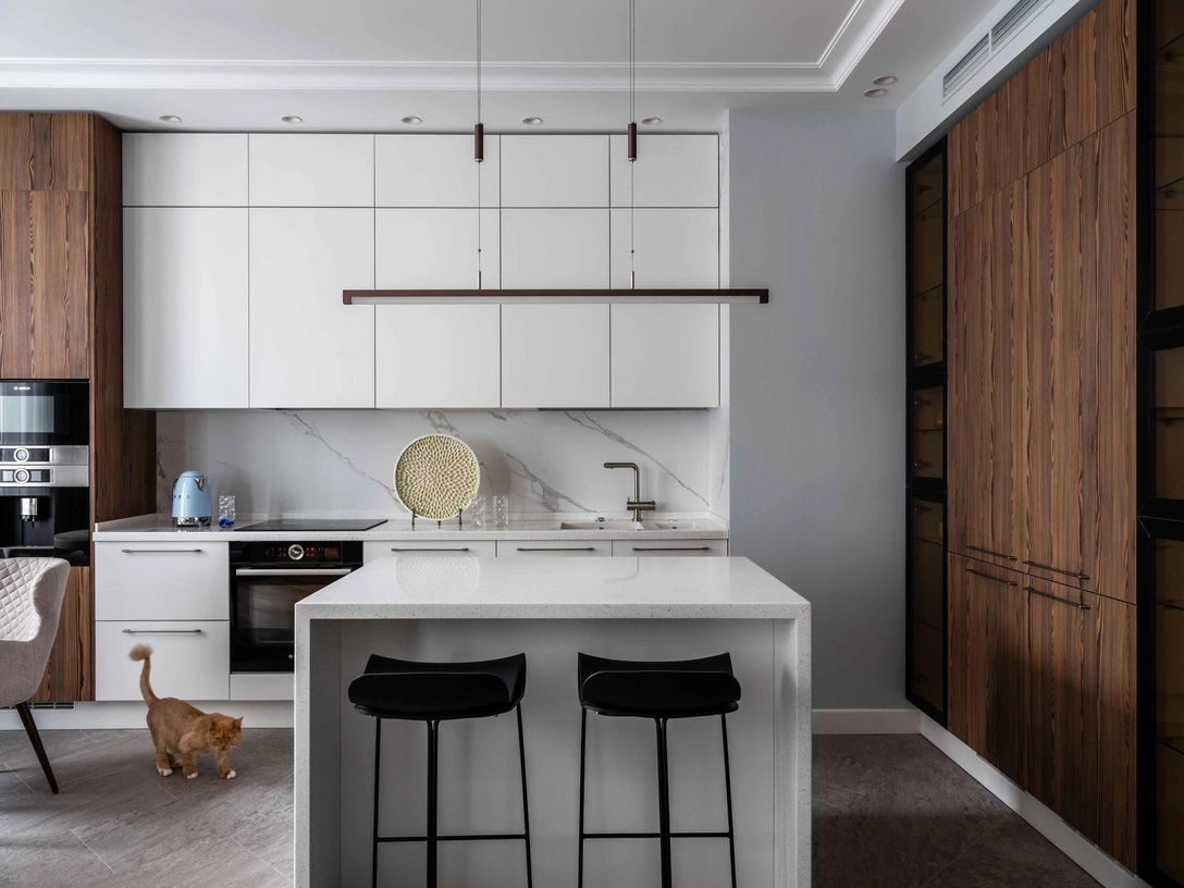 Кухня. На полу — плитка, Atlas Concorde. На стенах — краска, Little Greene. Фартук выложен плиткой, Peronda. Керамика, Ceramicatelie. Чайник, Smeg. Стеклянные стаканы, Drozhdini. | Источник: Евгений Кулибаба