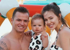 Недавно сделавшая грудь Анастасия Костенко ждет четвертого ребенка