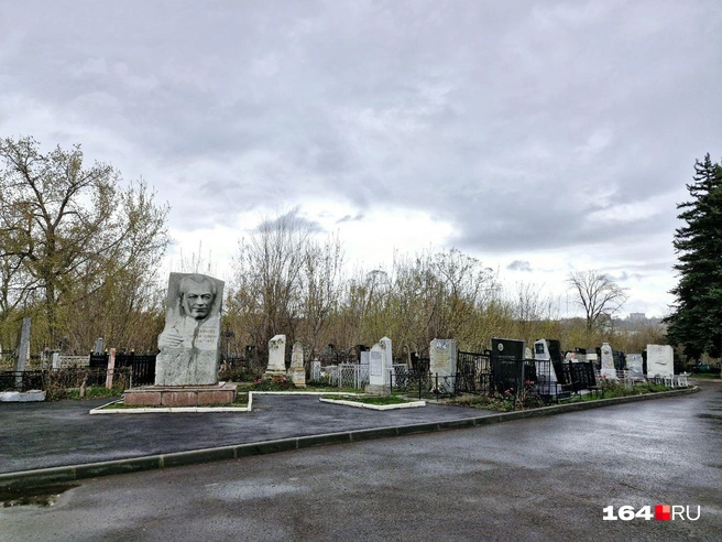 Погибший в саратовской тюрьме великий генетик Николай Вавилов похоронен в братской могиле на Воскресенском кладбище. Никто не знает точно где. Тут только памятник | Источник: Виктория Федорова / 164.RU