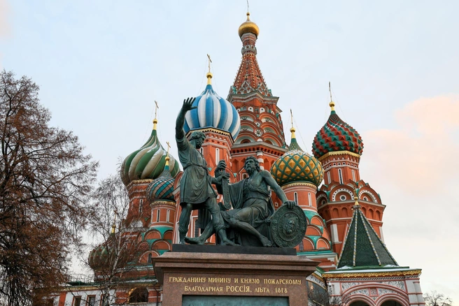 Памятник Минину и Пожарскому в Москве на Красной Площади | Источник: Артём Устюжанин / E1.RU
