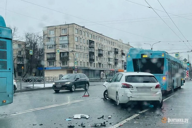 Пропустивший поворот автобус устроил массовый замес в Приморском районе | Источник: читатель «Фонтанки»