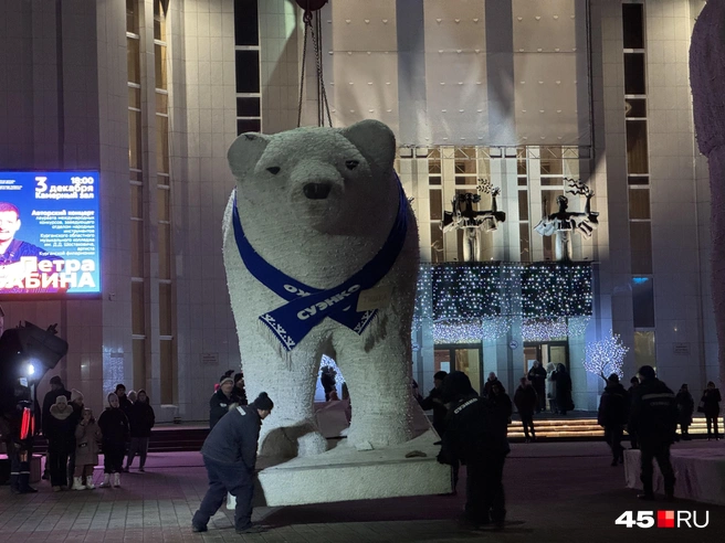 Ставят медвежонка Тишку | Источник: Юлия Король / 45.RU