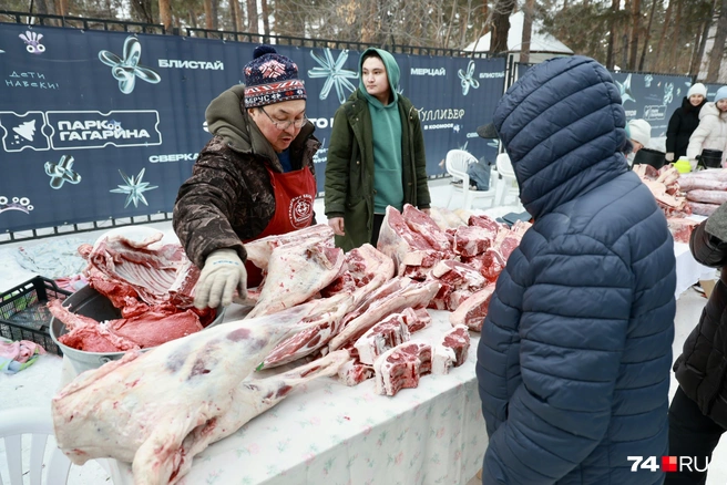 Тут же выбрать можно было свежее мясо  | Источник: Михаил Шилкин 