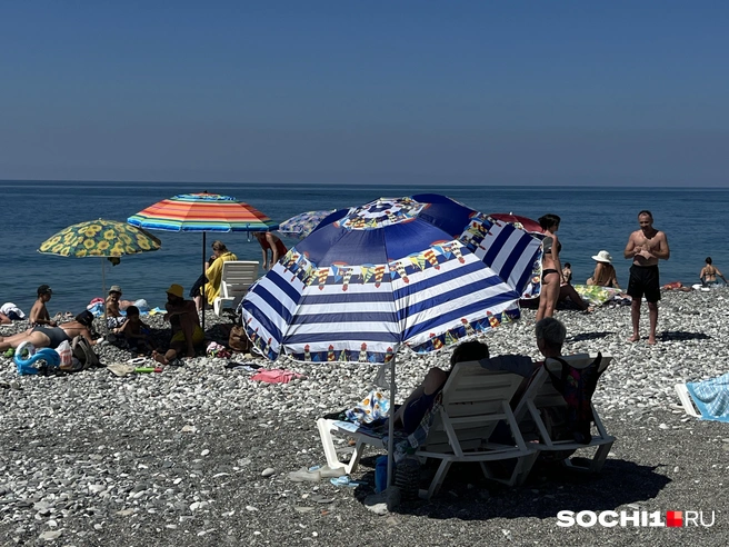 Самый многолюдный пляж Абхазии — в Гагре | Источник: Анна Грицевич / SOCHI1.RU