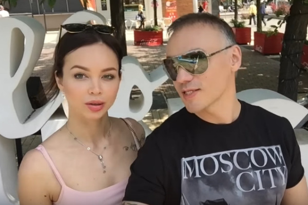 Анастасия долго не показывала избранника | Источник: Кадр видео