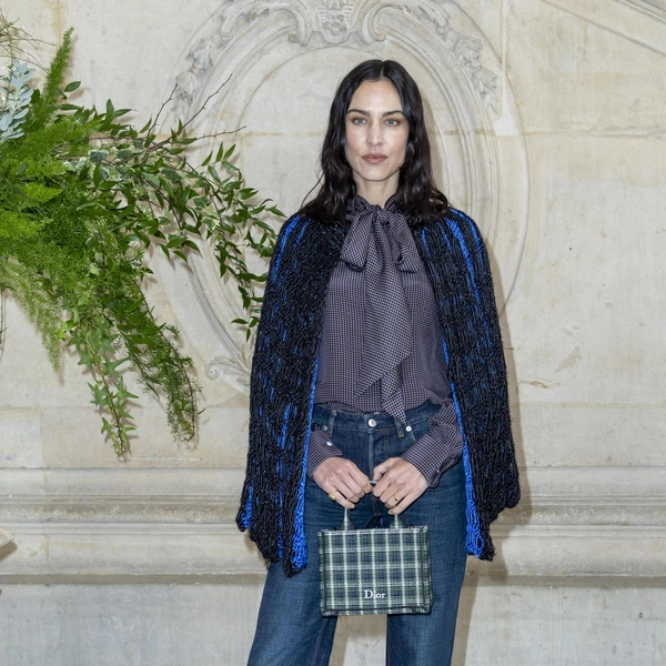 Дебют Джонатана Андерсона для Dior: цветы, скульптуры и новая женственность Дебют Джонатана Андерсона для Dior: цветы, скульптуры и новая женственность