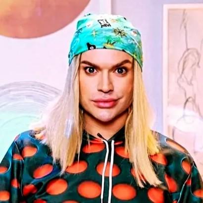 «Вся голова красная, обожженная, в каких-то волдырях»: Гогена Солнцева изуродовали в салоне — фото, видео