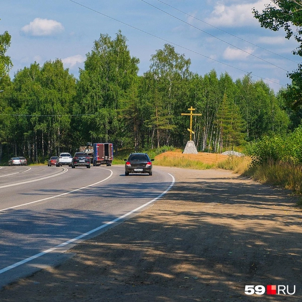 Рядом дорога, так что крест виден всем  | Источник: Тимофей Калмаков / 59.RU