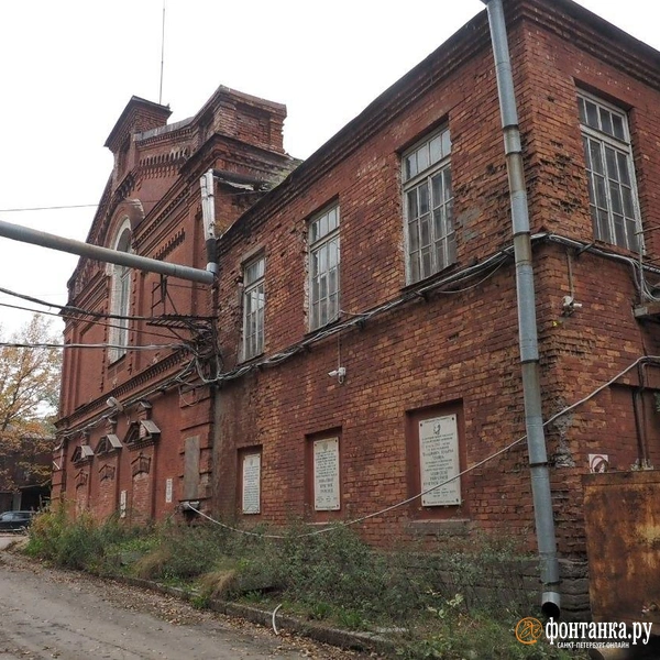 Слева — то, что сохранят. Справа — то, что никакой исторической ценности не имеет. | Источник: Михаил Огнев / FONTANKA.RU