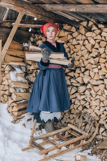 Только посмотрите, как сильно идут пермячке национальные костюмы | Источник: Алина Климова