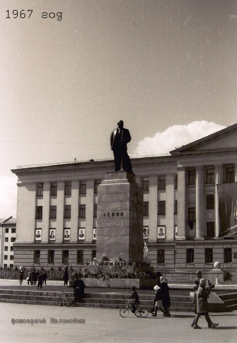 Площадь имени В.&nbsp;И.&nbsp;Ленина, 1967 год. Изначально на площади стоял другой памятник | Источник: Старый Курган, автор: Налимов Аркадий / Vk.com