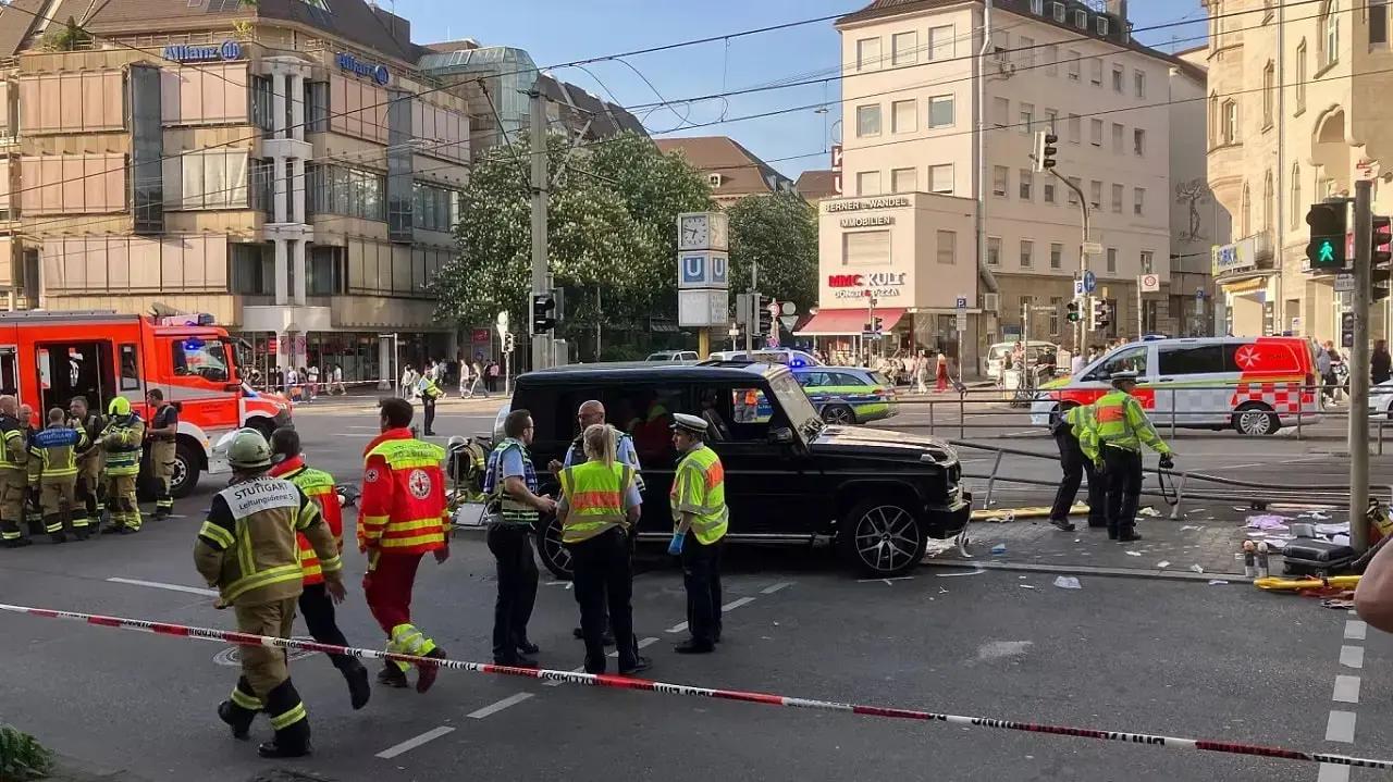В Германии водитель на люксовом авто въехал в толпу пешеходов: новости 3 мая