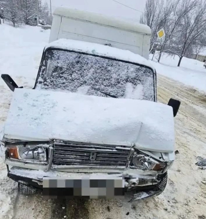 Дама оказалась на встречной полосе, где столкнулась с отечественной легковушкой | Источник: Госавтоинспекция Ставропольского края