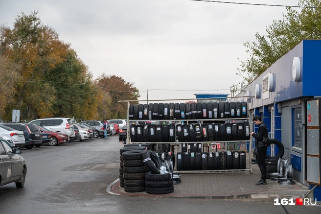 Еще одна причина «переобуться» до снега — отсутствие очередей | Источник: Евгений Вдовин / 161.RU