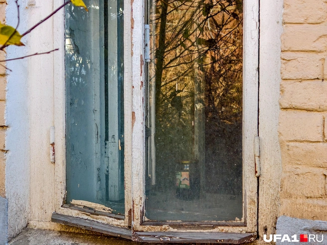 Оконные рамы довольно старые | Источник: Булат Салихов / UFA1.RU