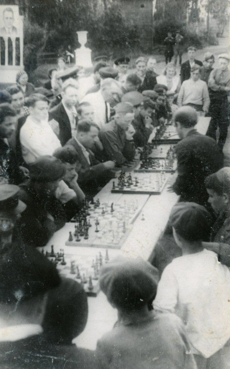1946 год. Шахматисты проводят сеанс одновременной игры в городском саду им. А.&nbsp;С.&nbsp;Пушкина | Источник: фонды ОГАЧО 