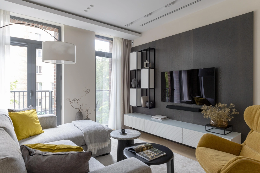 Гостиная. Диван, «Эльханес». Кресло, BoConcept. Тумба и стеллаж выполнены на заказ, Deni-Art. | Источник: Евгений Богдан