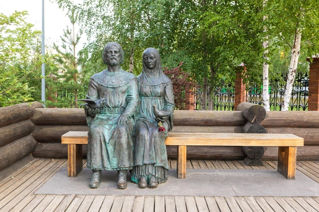 В «Старом Сургуте» установлен памятник Петру и Февронье | Источник: ИКЦ «Старый Сургут» / Vk.com