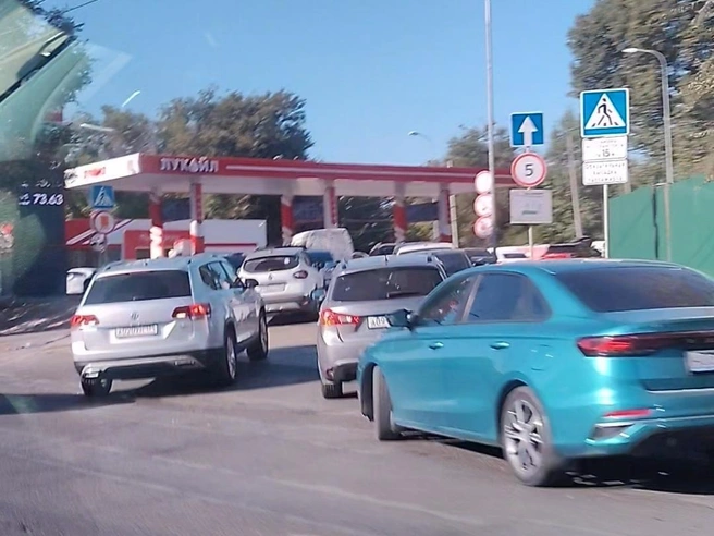 Жители Волгограда проводят часы в очередях на АЗС из-за дефицита топлива | Источник: читатели V1.RU