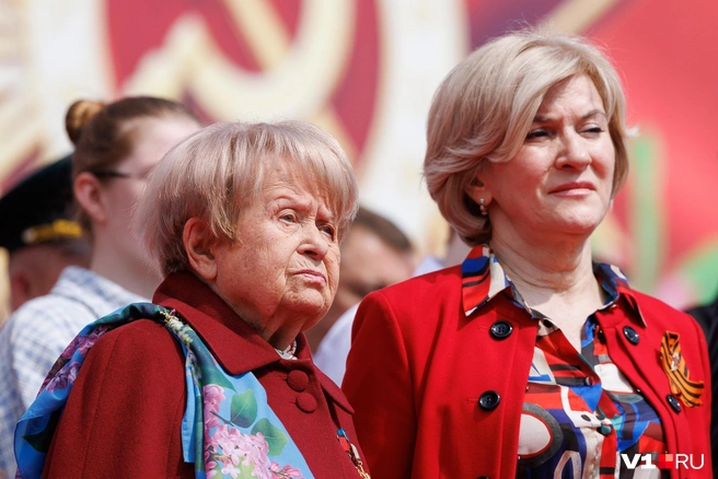 Александра Пахмутова с другими VIP-гостями внимательно смотрела за парадом | Источник: Алексей Волхонский / V1.RU