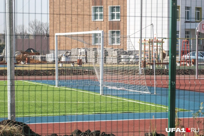 Школьное поле уже готово, но пустует | Источник: Булат Салихов / UFA1.RU