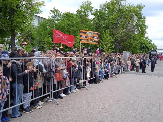 Отметить День Победы собрались тысячи горожан | Источник: Дмитрий Сильнов / 173.RU