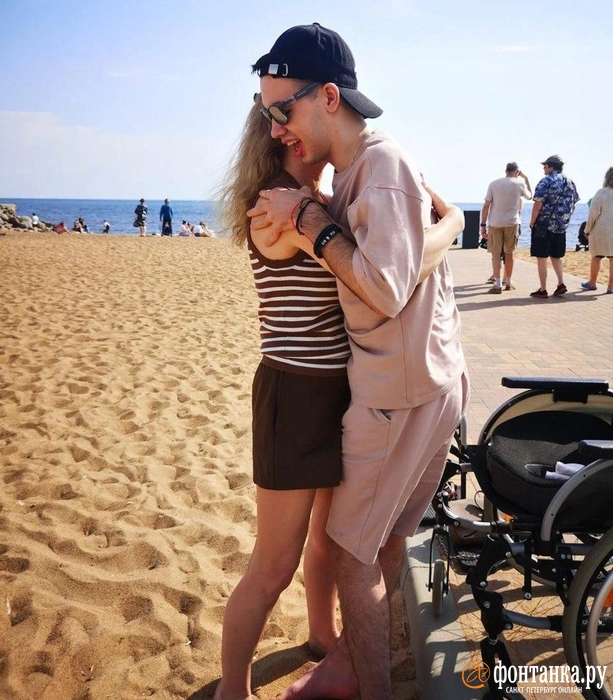 В Сестрорецке Семен научился стоять без опоры, на фото он с Полиной | Источник: предоставлено Марией и Семеном