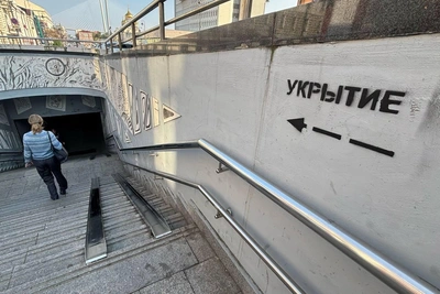 Владивосток: надписи «Укрытие» на домах и переходах