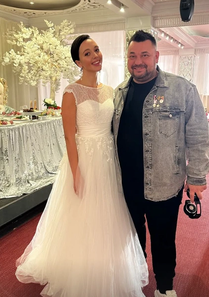 Наталья Куликова примерила на себя платье невесты ради съемочного процесса