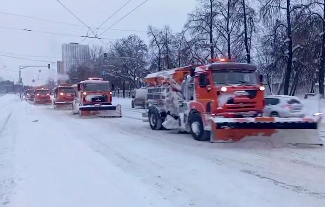 За ночь с городских улиц вывезли десятки тысяч кубометров снега | Источник: Юрий Шалабаев / Т.me