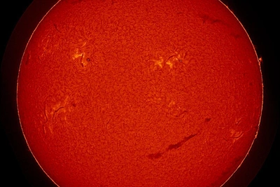 Гигантский смайлик на Солнце направлен в сторону Земли