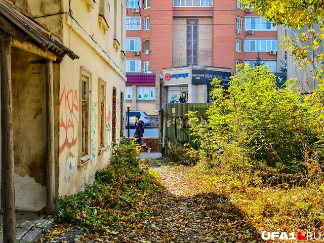 Слева тот самый Дом Берга, построенный в XIX веке | Источник: Булат Салихов / UFA1.RU