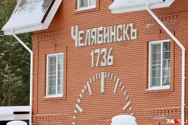 На фасаде еще один циферблат, но без стрелок. Надписи «Челябинскъ» и «1736» из кирпича выглядят многообещающе. Для каких целей строили этот дом? | Источник: Наталья Лапцевич