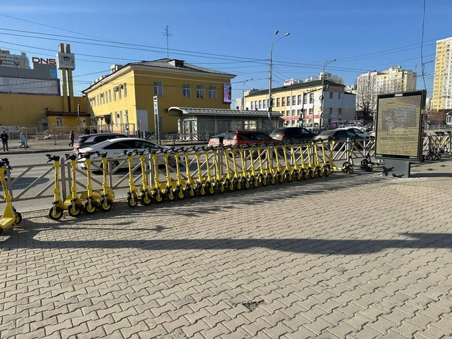Электросамокаты, расставленные на улицах города в первый день сезона. | Источник: Катерина Пшенова / E1.RU