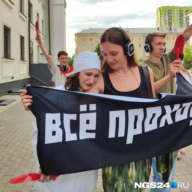 Актеры и зрители скорбели | Источник: Полина Бородкина / NGS24.RU