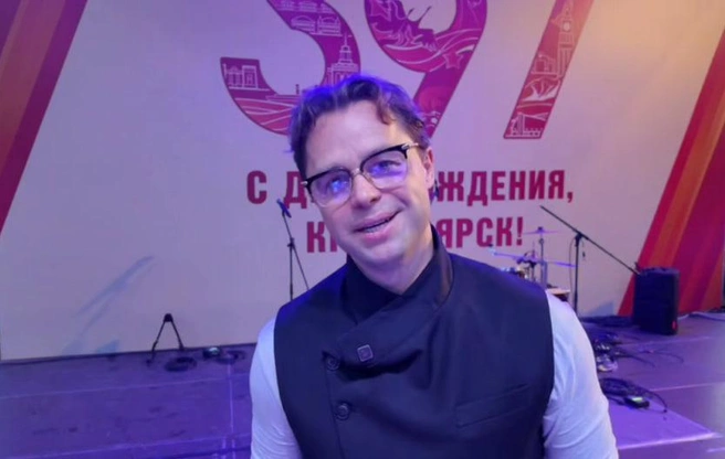 Актер выступал на Дне города | Источник: t.me/krsk_loginov