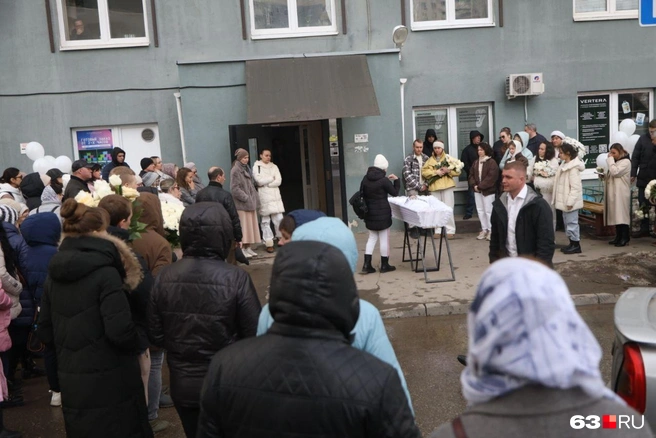 Люди крестились, провожая Мирона в последний путь | Источник: Роман Данилкин / 63.RU