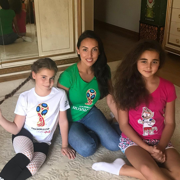 Алсу с двумя старшими дочерьми