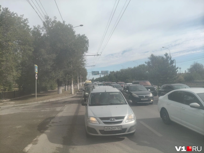 Движение снова сковано на Первой продольной утром 8 сентября | Источник: Мария Умнова / V1.RU