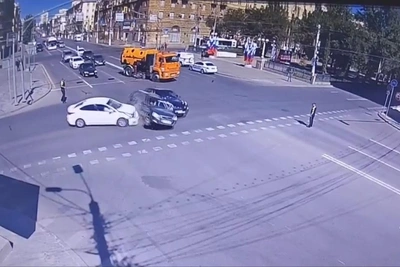 В Волгограде на перекрестке столкнулись две легковушки