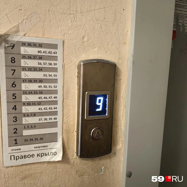 У небольшого лифта висит схема расположения квартир на этажах | Источник: Василина Любимова / 59.RU