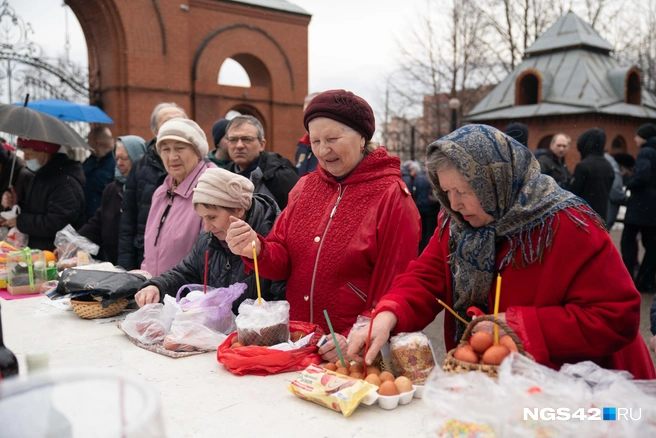 Прихожане стараются освятить всё приготовленное или купленное на Пасху | Источник: Евгений Горбачев / NGS42.RU