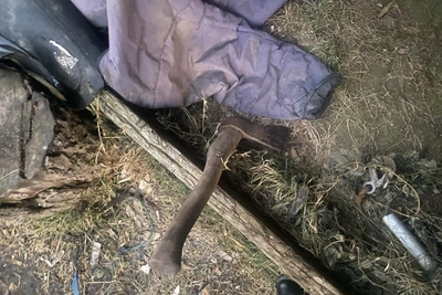 В Тобольске пьяный мужчина заколол знакомого ножницами и добил топором