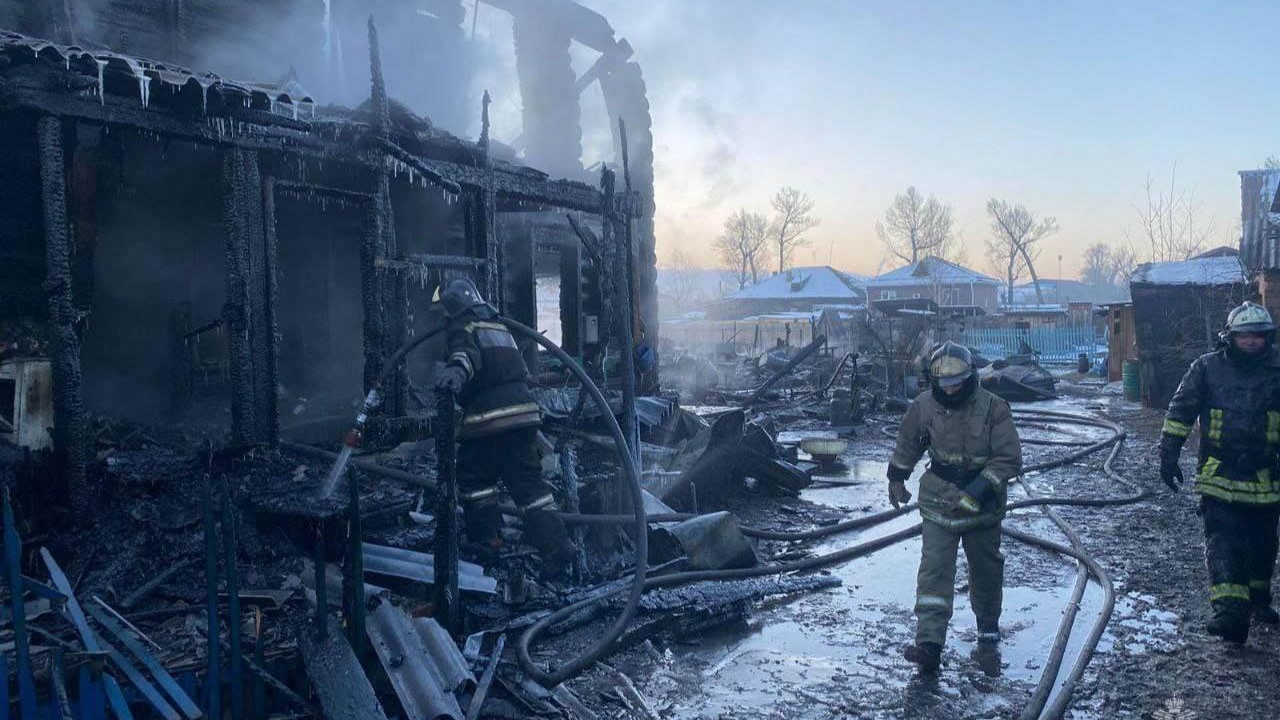 Тела нашли под завалами: мать и две дочери погибли во время пожара под Красноярском 