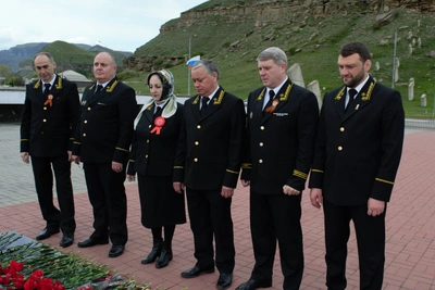 Возложение цветов к памятнику павшим воинам