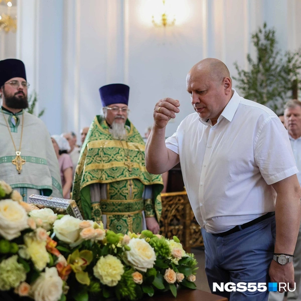 Пришел поклониться мощам и мэр Сергей Шелест | Источник: Евгений Софийчук / NGS55.RU